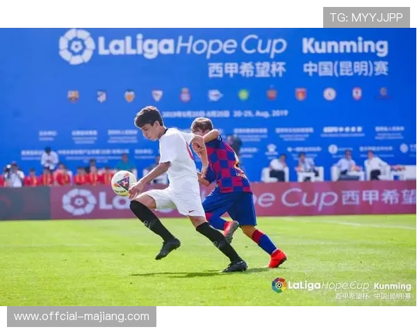 西甲俱乐部青训营开放日，小球员与偶像互动