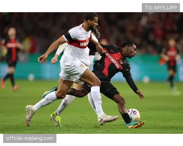 特写镜头：勒沃库森球员在由守转攻瞬间的标准化跑位线路