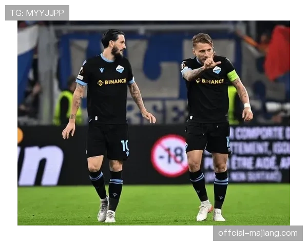 特写：老将帕耶在职业生涯最后一场马赛德比中被换下，接受全场球迷起立致敬